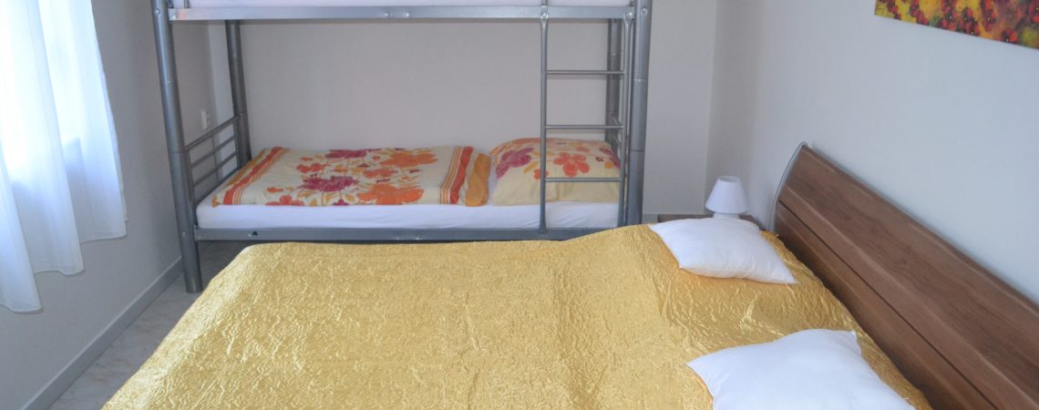 Spálňa s dvojpostelou a poschodovou postelou