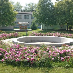 Výhľad na okolitý park a fontánu