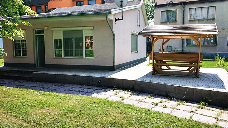 Čelná strana apartmánu s terasou. Chata Patince